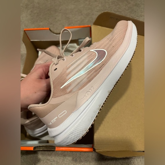 Nike Air Zoom Winflo 9 Pink Running Shoes - Picture 2 of 3